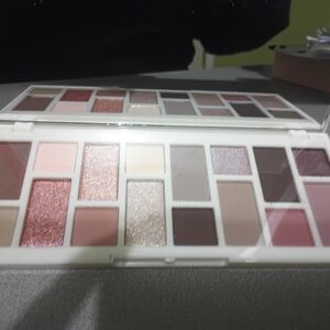 Laura Geller Eyeshadow Palette with Pink, Brown, and Cream Shades